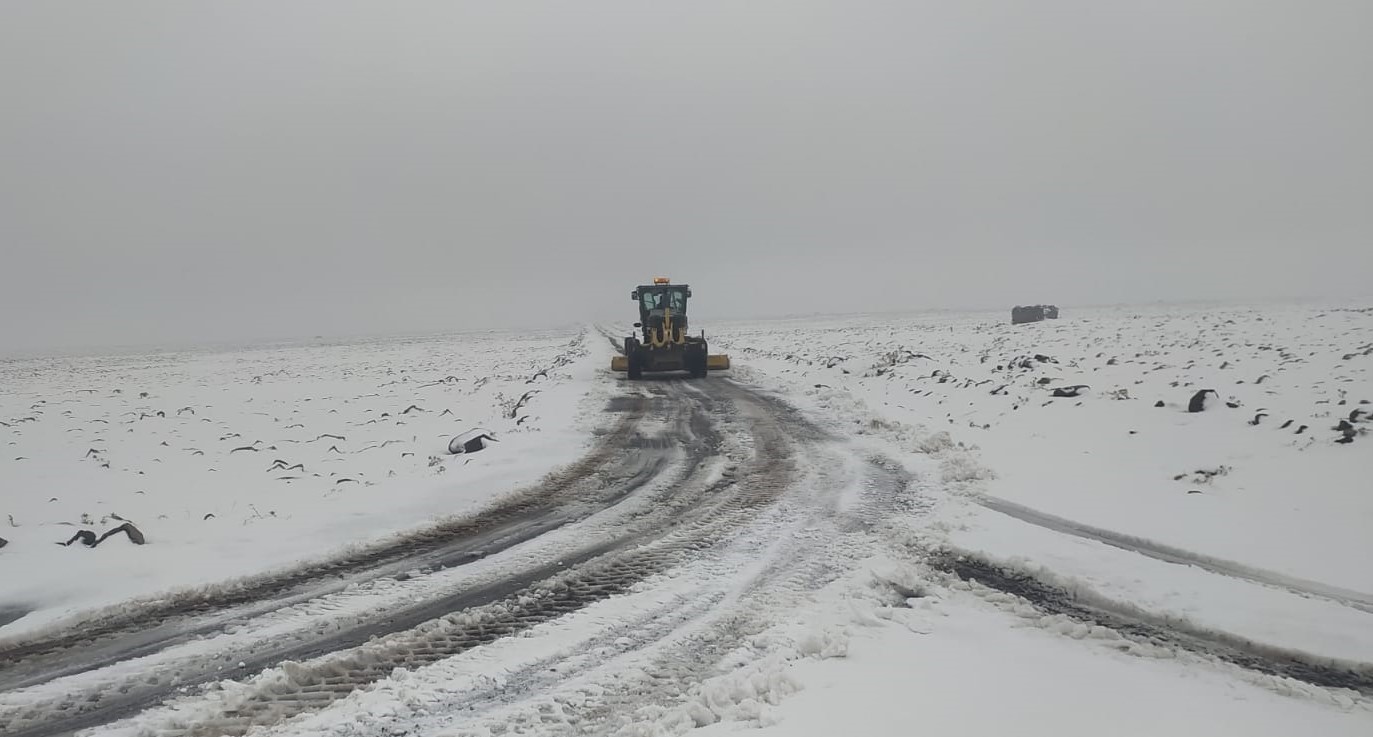 Siverek'te kar nedeniyle kapanan yollarda çalışma