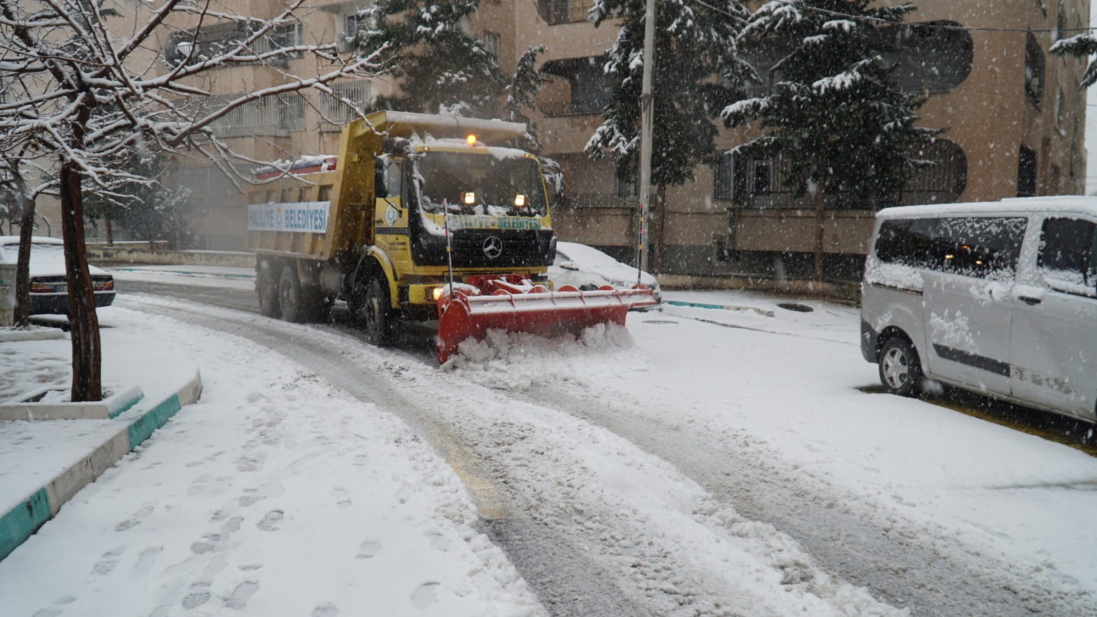 Haliliye'de ekipler karla mücadele için sahada