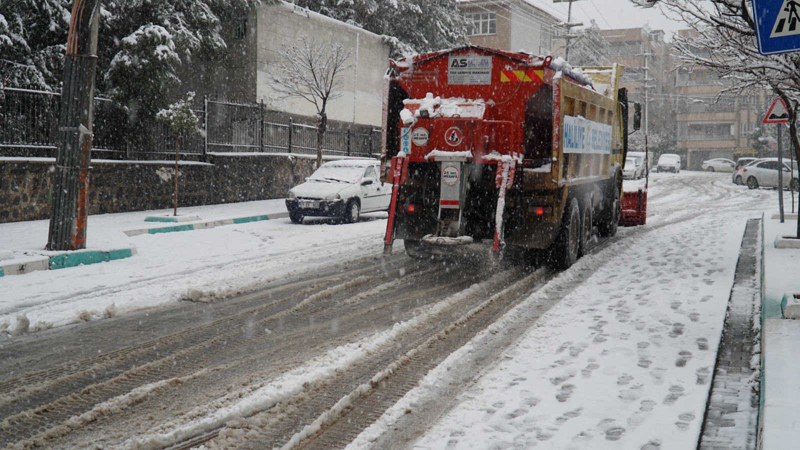 Haliliye'de ekipler karla mücadele için sahada