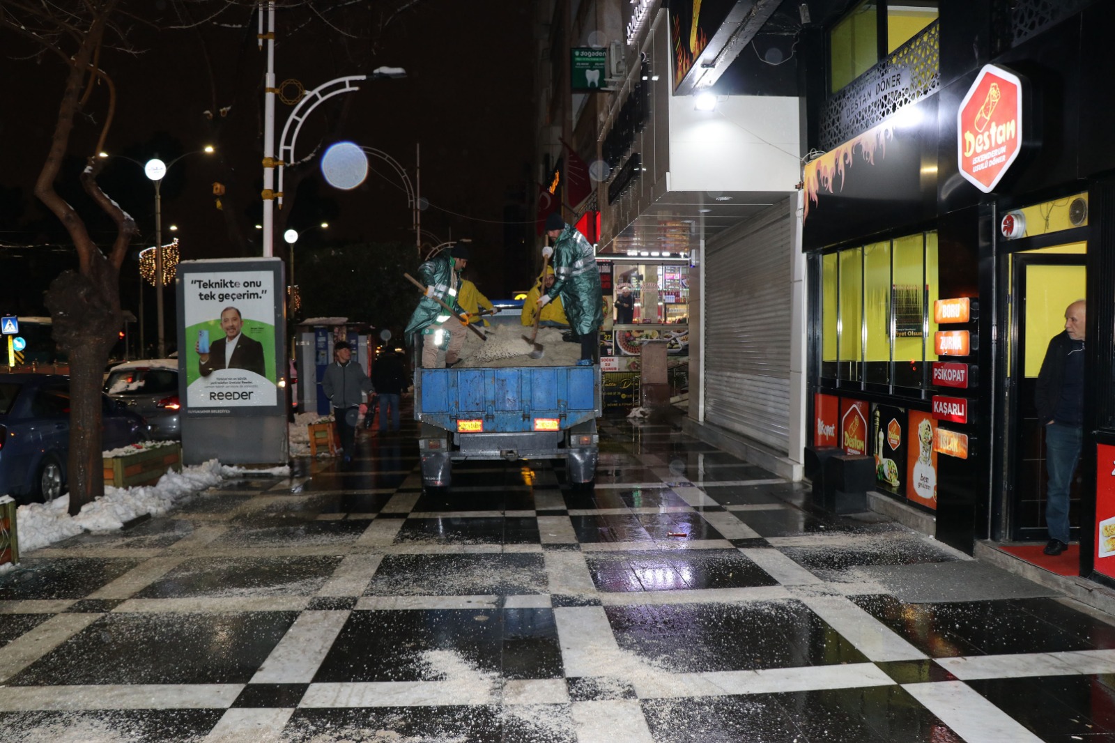 Haliliye'de karla mücadele: Yollar açıldı, sıcak çorba ikram edildi