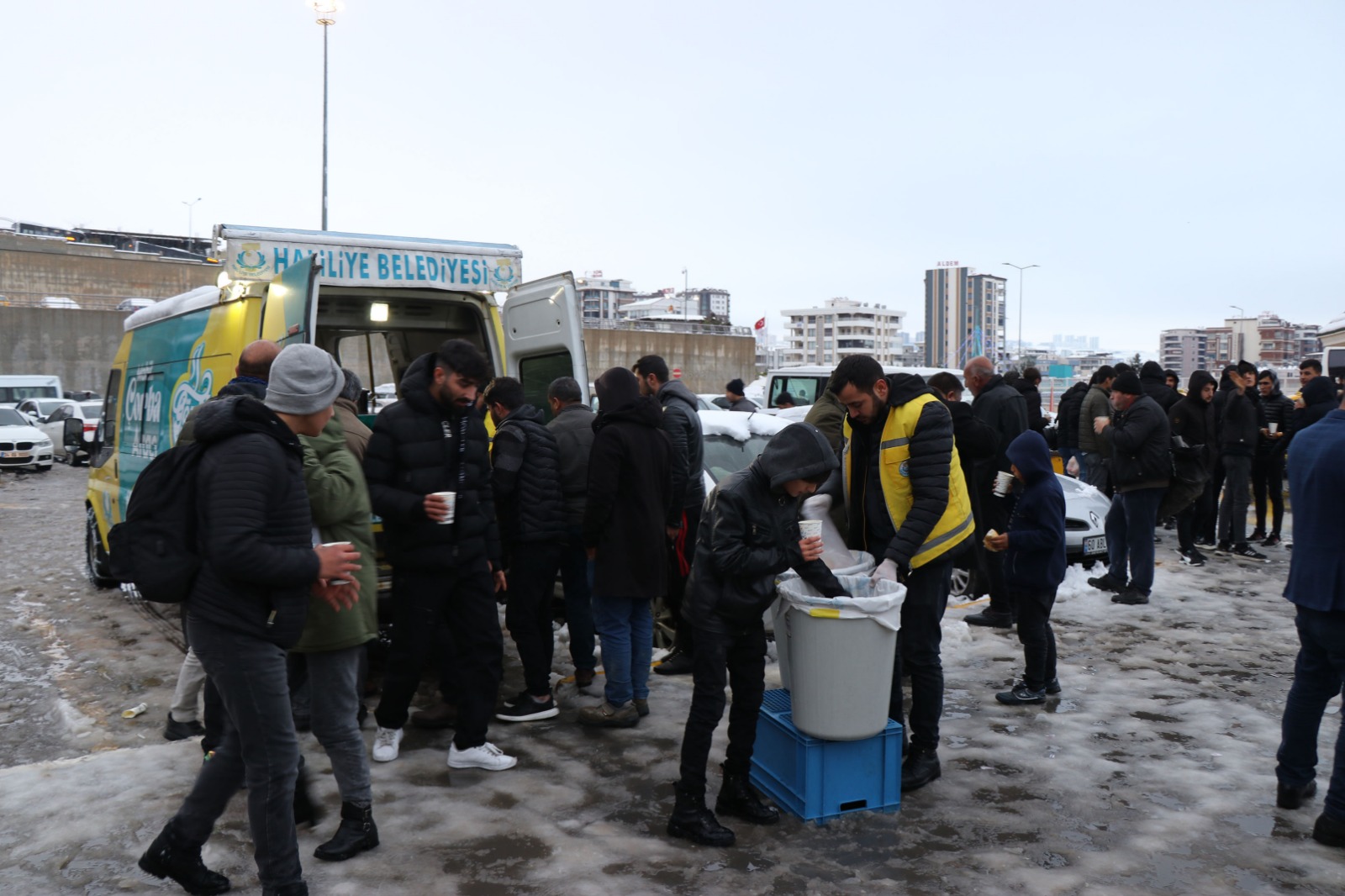 Haliliye'de karla mücadele: Yollar açıldı, sıcak çorba ikram edildi