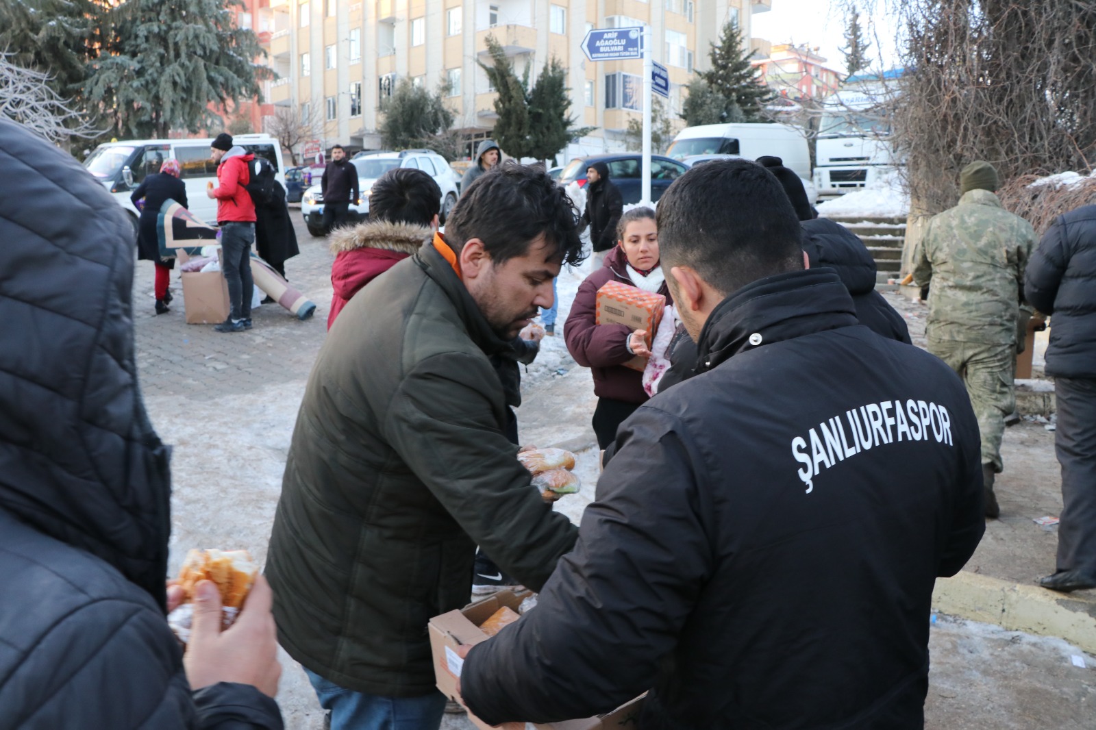 Şanlıurfaspor personelleri Besni'deki depremzedelere kumanya dağıttı.