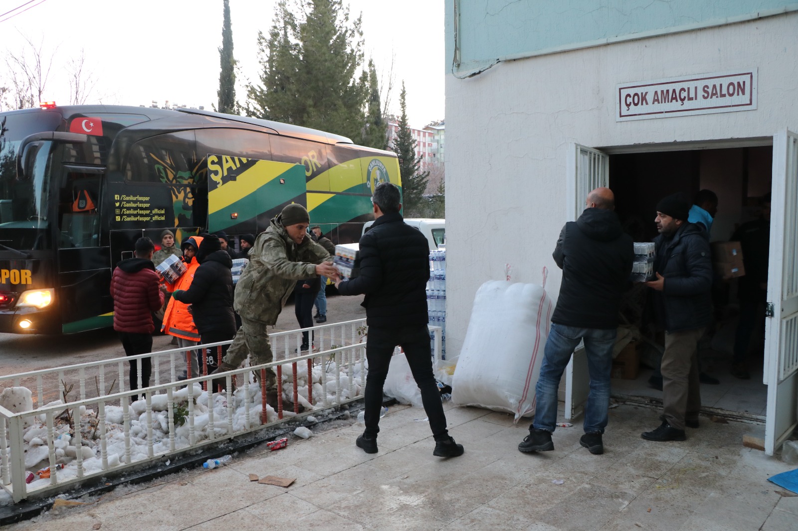 Şanlıurfaspor personelleri Besni'ye gelen diğer yardımların istiflenmesine yardım etti.