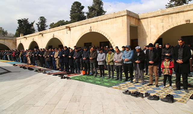 Şanlıurfa'da depremde ölenler için gıyabi cenaze namazı kılındı