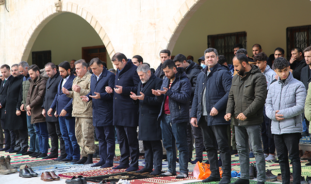 Şanlıurfa'da depremde ölenler için gıyabi cenaze namazı kılındı