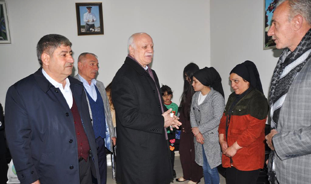 Bayraktar Şanlıurfa'da depremzede çiftçilerle görüştü