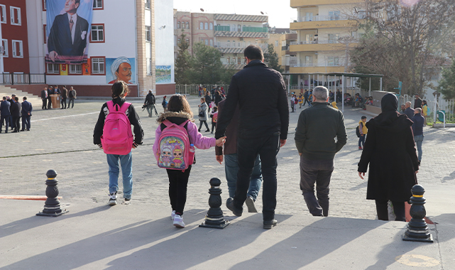 Depremden etkilenen Şanlıurfa'da okullar bugün açıldı