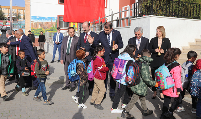 Depremden etkilenen Şanlıurfa'da okullar bugün açıldı