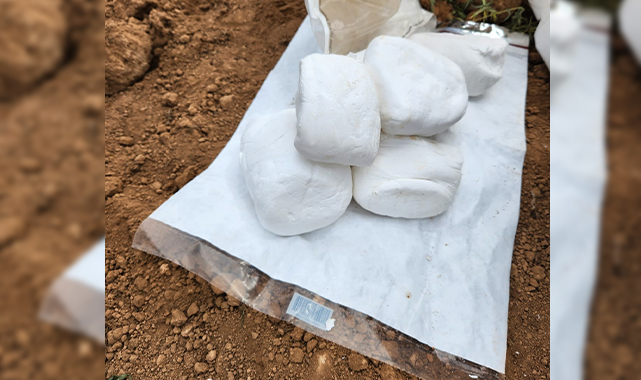 Şanlıurfa'da tarlaya gömülü bidondan patlayıcı çıktı