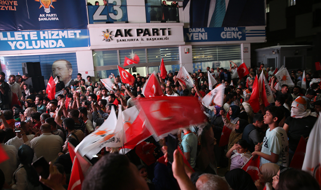 AK Parti Şanlıurfa il başkanlığı önünde kutlama