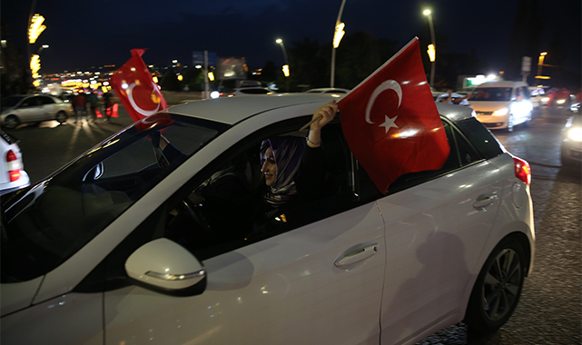 AK Parti Şanlıurfa il başkanlığı önünde kutlama