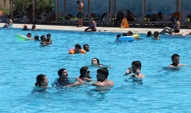 Şanlıurfa'da çocuklar süs havuzunda serinledi