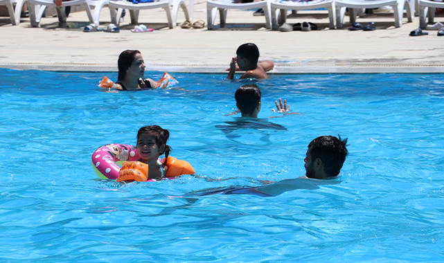 Şanlıurfa'da çocuklar süs havuzunda serinledi