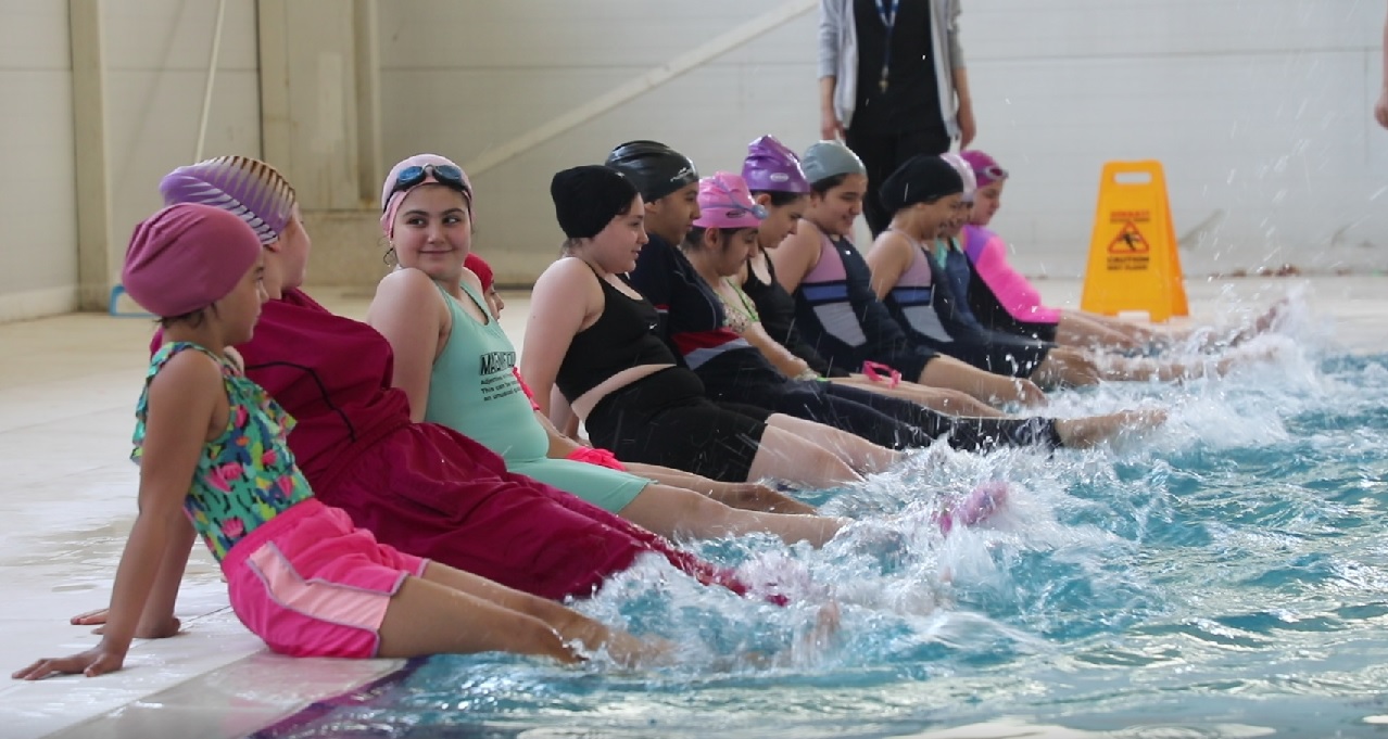 Viranşehir'de çocuklar belediye kursunda yüzme öğreniyor