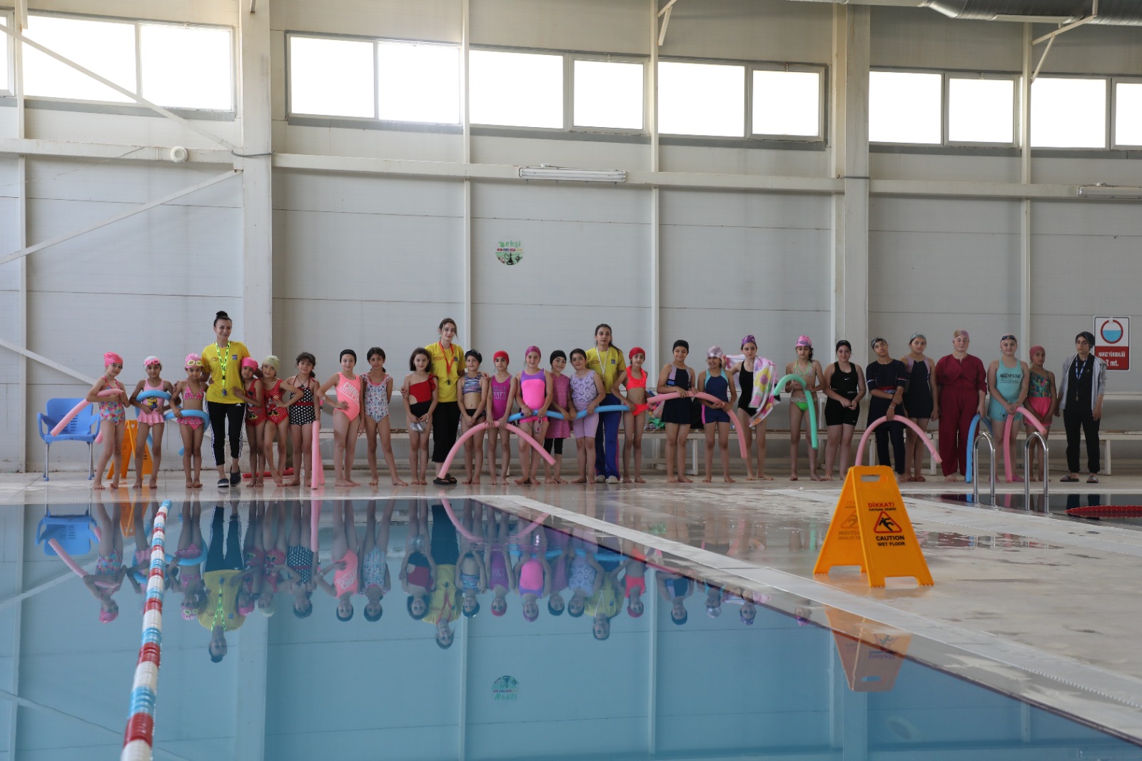 Viranşehir'de çocuklar belediye kursunda yüzme öğreniyor