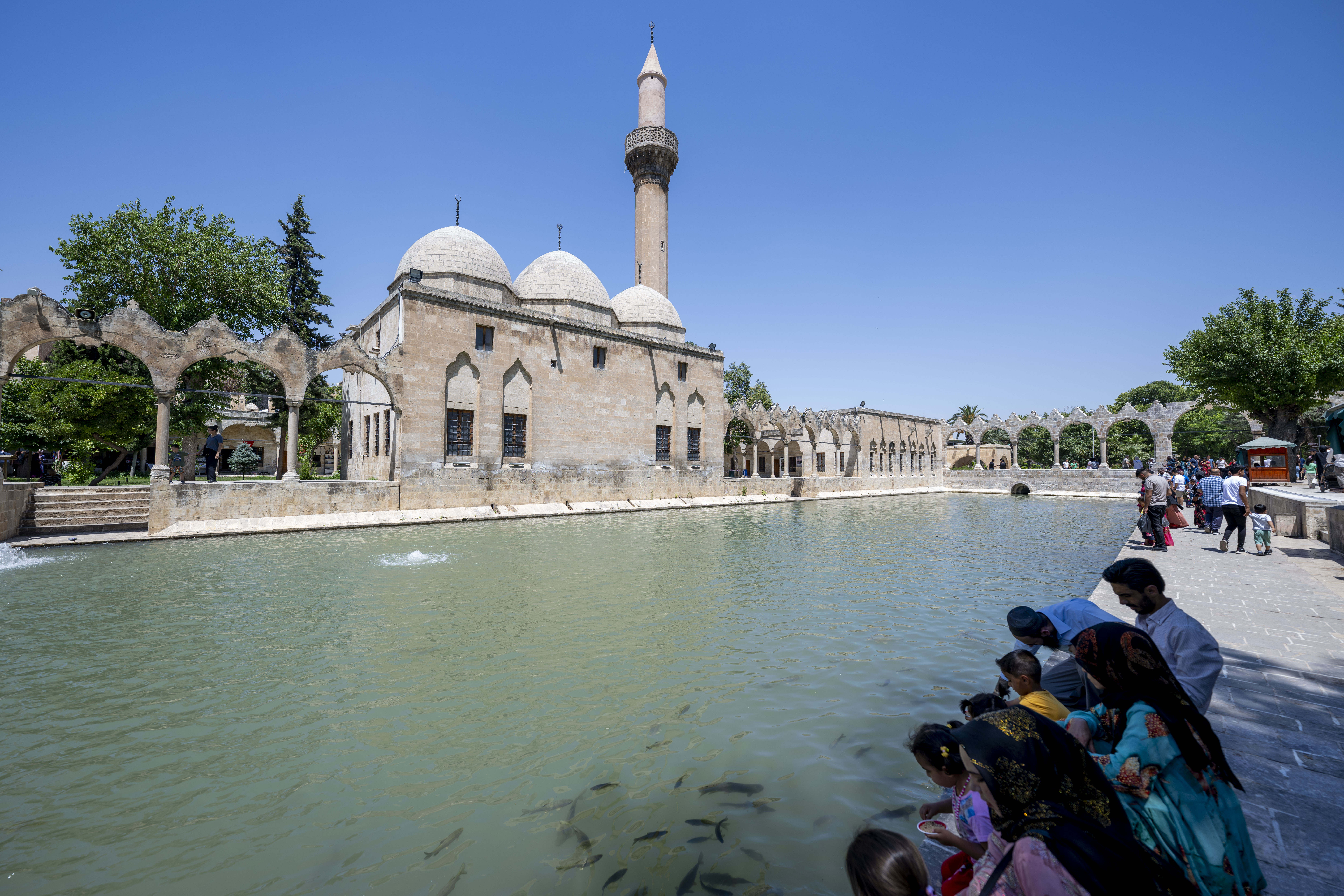 Tarihi Balıklıgöl binlerce turisti ağırlıyor