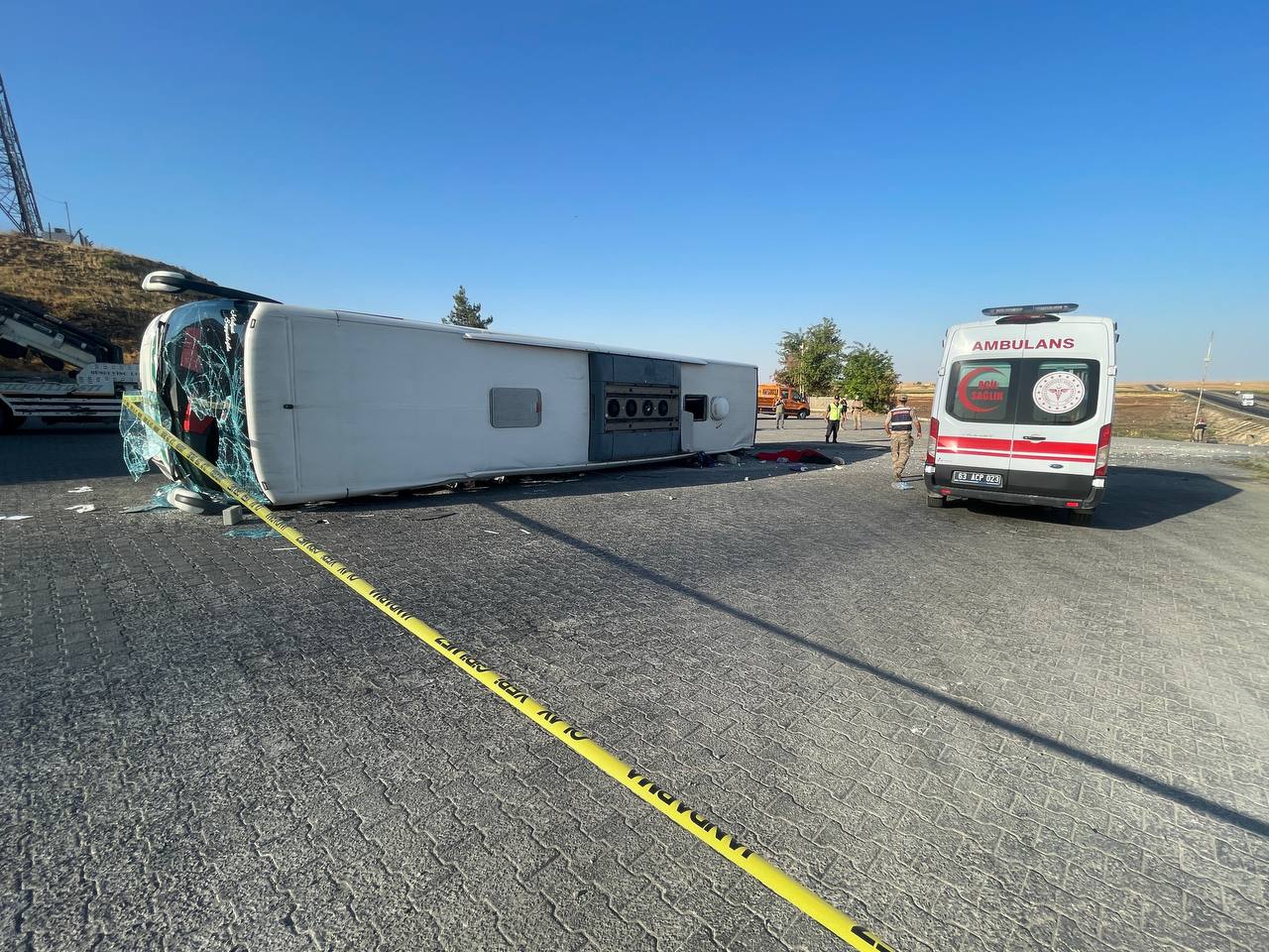 Şanlıurfa'da yolcu otobüsü ile otomobil çarpıştı: Ölü ve yaralılar var