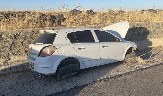 Şanlıurfa'da otomobil istinat duvarına çarptı: Yaralılar var