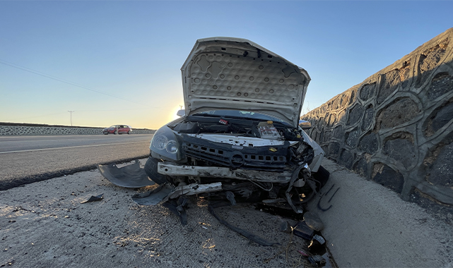 Şanlıurfa'da otomobil istinat duvarına çarptı: Yaralılar var