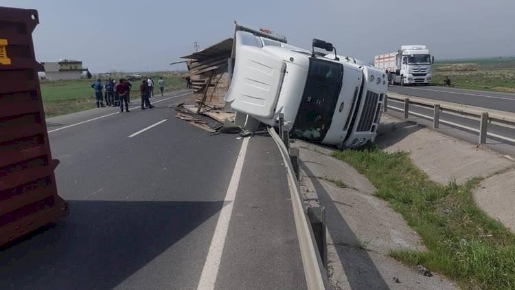 Viranşehir-Kızıltepe Yolunda TIR Devrildi