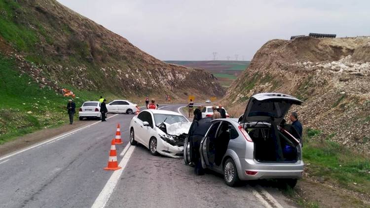 Şanlıurfa-Adıyaman Yolunda 3 Aracın Karıştığı Kazada 7 Kişi Yaralandı