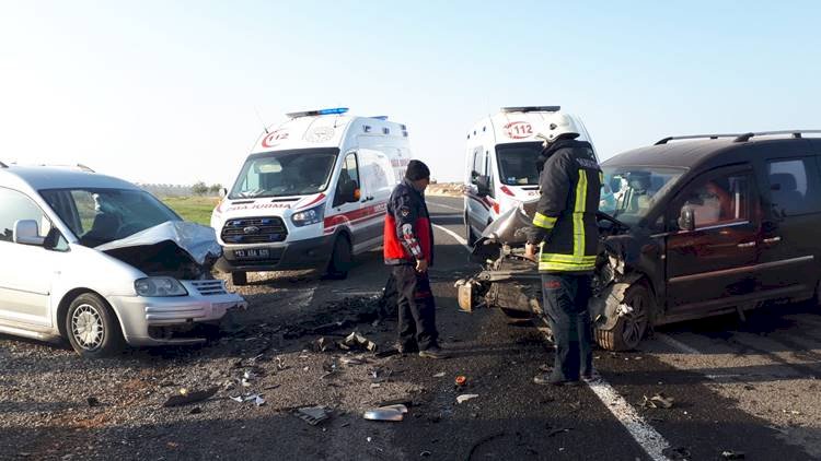 Halfeti'de Kafa Kafaya Çarpışan İki Araçtaki 6 Kişi Yaralandı