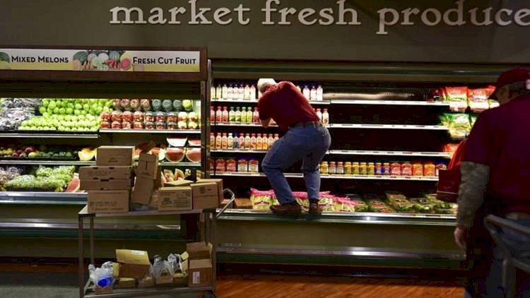 Bir Kadının Üzerine Öksürdüğü Market Rafındaki herşey Çöpe Atıldı