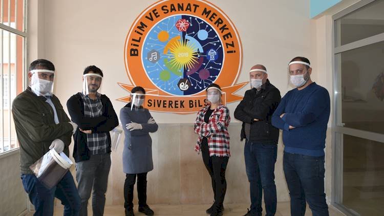 Siverek'te Gönüllü Öğretmenler Sağlık Çalışanları İçin Yüz Siperi Üretti