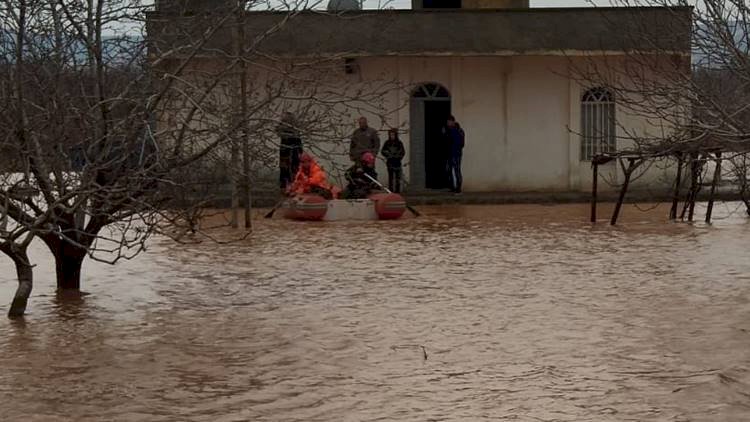 Hamurkesen Köyünde Selde Mahsur Kalan köylüleri Botlarla Kurtardılar