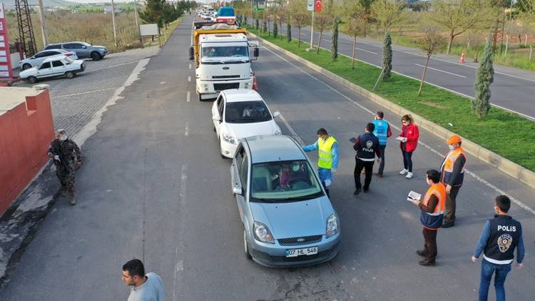 Şanlıurfa'ya Giriş Yapan Herkesin Ateşi Ölçülüyor Maske Veriliyor
