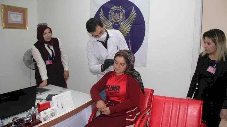Birecik'te Genç Kız 19 Yıl Sonra Duyma Sevinci Yaşadı