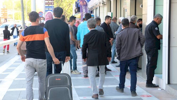 Şanlıurfa'da Sokağa Çıkma Yasağı Kalkınca Sosyal Mesafe de Bitti