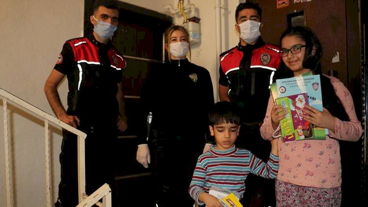 Urfa'da Küçük Kız Polislerden Kitap ve Oyuncak İstedi Polislerin Cevabı Gecikmedi