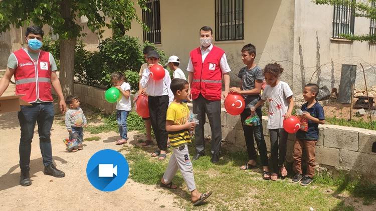 Kızılay Karaköprü şubesi 23 Nisan'da çocukların yüzünü güldürdü