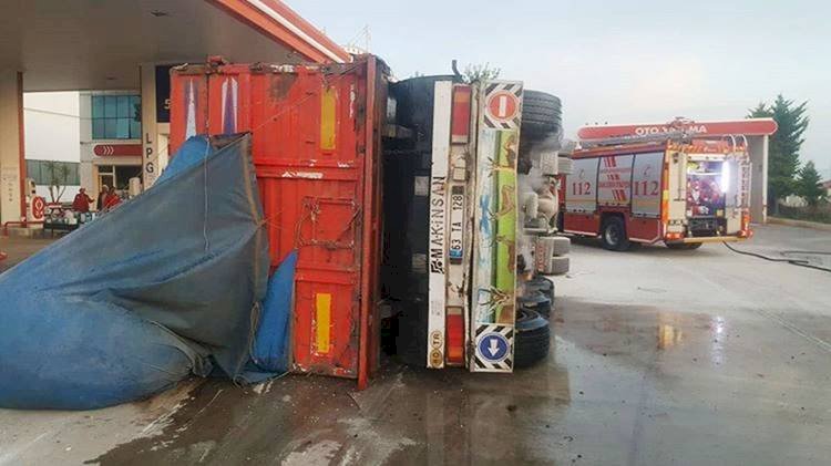 Şanlıurfa'da Kontrolden Çıkan TIR Akaryakıt İstasyonuna Daldı