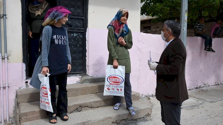 Siverek'te Okul Müdürü Öğrencilerinin Evlerine Giderek Kitap ve Test Dağıttı