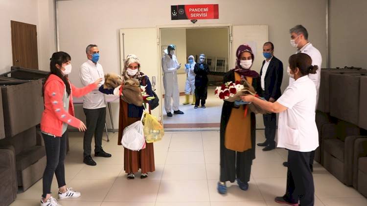 Şanlıurfa'da Koronavirüsü Yenen 5 Kişi Çiçeklerle Hastaneden Uğurlandı