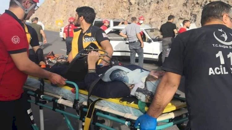 Şanlıurfa'da 2 Otomobil Çarpıştı 5 Kişi Yaralandı