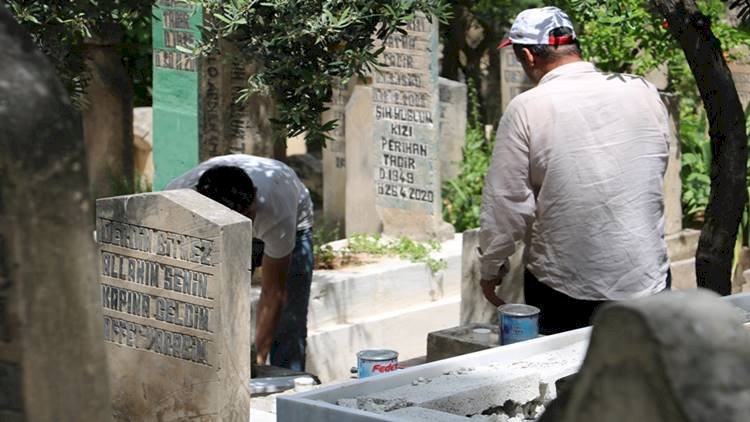 Yasaklanacak Denildi Vatandaş Kabristanlara Akın Etti