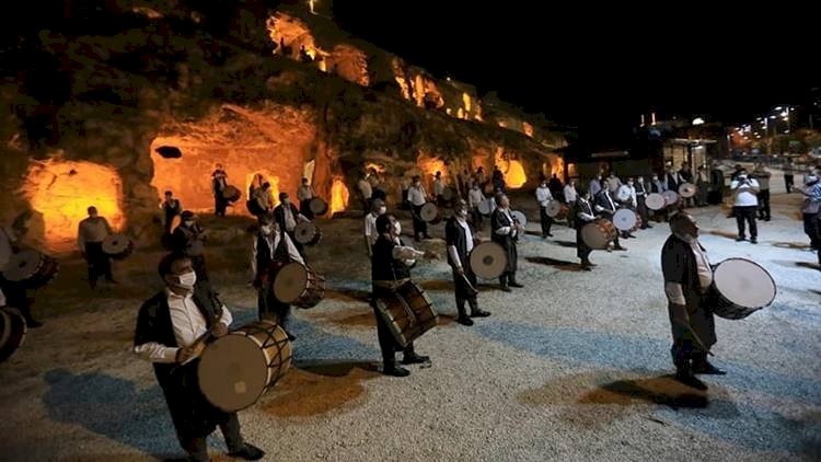 Şanlıurfa'da Kızılkoyun Mağaraları Önünde 120 Kişilik Davul Şov