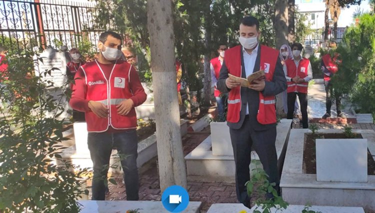 Kızılay Karaköprü şubesi Şanlıurfa Şehitliği ziyaret etti