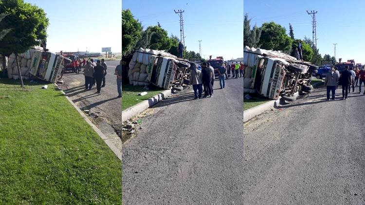 Siverek'te Biçerdöver ile Saman Yüklü Kamyonet Çarpıştı Kamyon Devrildi