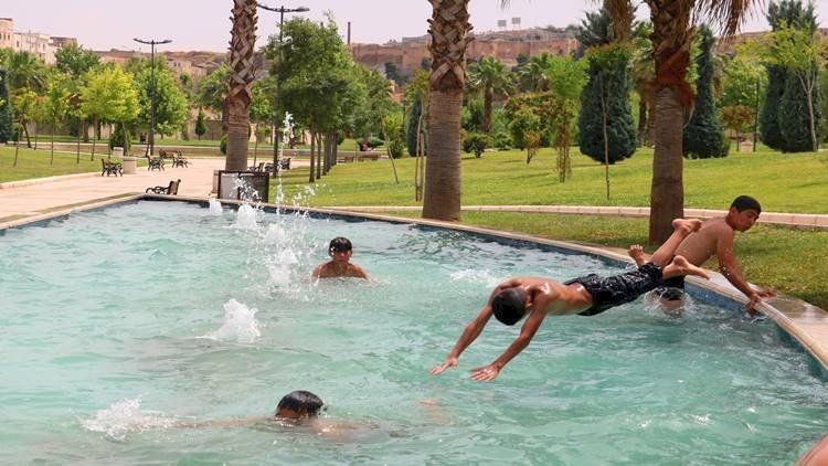 Şanlıurfa'da Süs Havuzlarında Çocukların Tehlikeli Oyunu