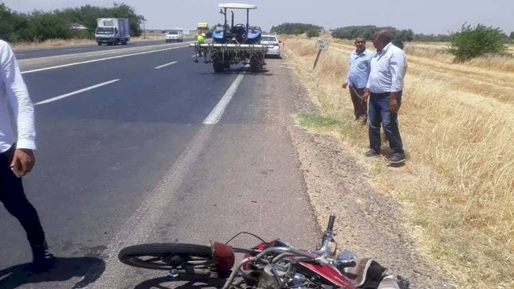 Şanlıurfa'da Traktöre Arkadan Çarpan Motosiklet Sürücüsü Yaralandı