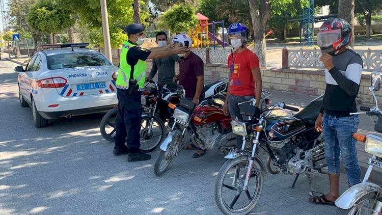 Şanlıurfa Jandarma Ekipleri Motosiklet Sürücülerine Kask Hediye Etti