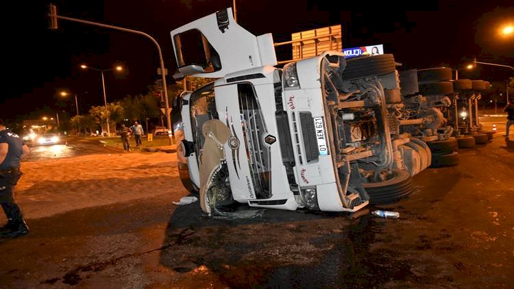 Siverek'te Virajı Alamayan TIR Devrildi 1 Yaralı