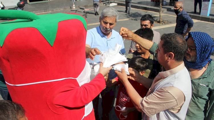 Urfa İsotu, Urfa'da Ücretsiz Maske Dağıttı