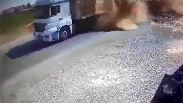 Seyir Halinde Üzerine Saman Balyası Düşen Motosikletli Hayatını Kaybetti
