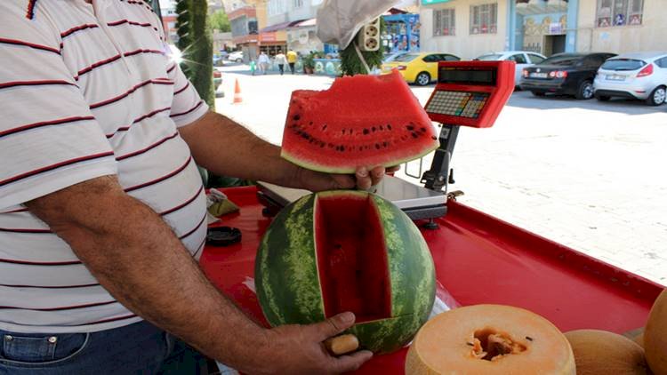 Urfa'nın Sıcakları Vatandaşı Yaz Meyvelerine Yönlendirdi