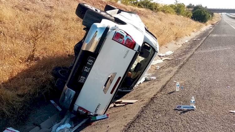 Bariyerlere Çarpan Hafif Ticari Araç Devrildi 3 Yaralı